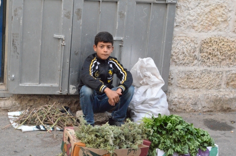 À Bethléem. un jeune Palestinien travaille.