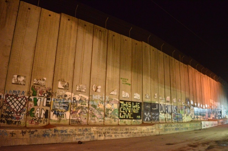 Mur de séparation entre l'état hébreu et la Palestine. Si certains l'appellent "mur de sécurité", d'autres l'appellent plutôt "mur de la honte".